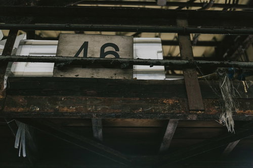 築地市場の老朽化した柵にサビと塗装剥がれ