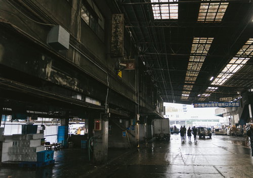 老朽化が進む築地市場の卸売場内部の鉄骨天井と濡れたコンクリート床