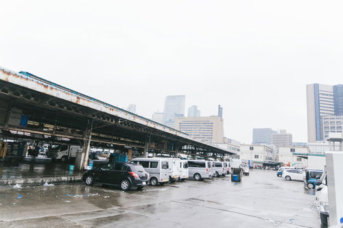築地市場の駐車場に停められた車列と老朽化した上屋