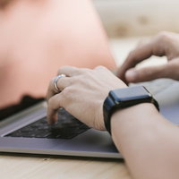 タイピングがしやすくなった新しいMacBookのノートパソコンの写真