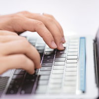 ブログを執筆するブロガーの手元の写真