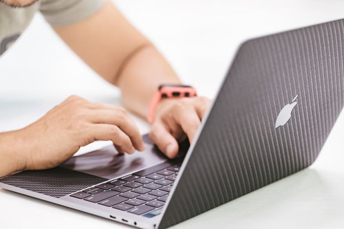 MacBook Pro 2018で執筆するブロガー