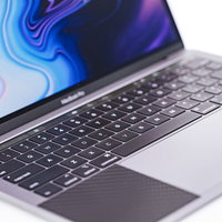 MacBook Pro 2018のシルバーボディに配置された黒いキーボードの写真