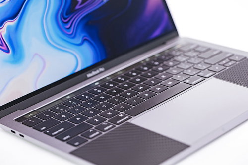 MacBook Pro 2018のシルバーボディに配置された黒いキーボード