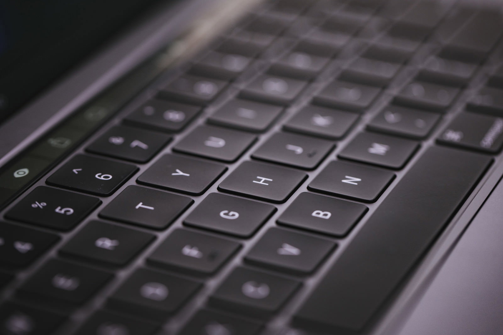 MacBook Proのキーボードをクローズアップで撮影