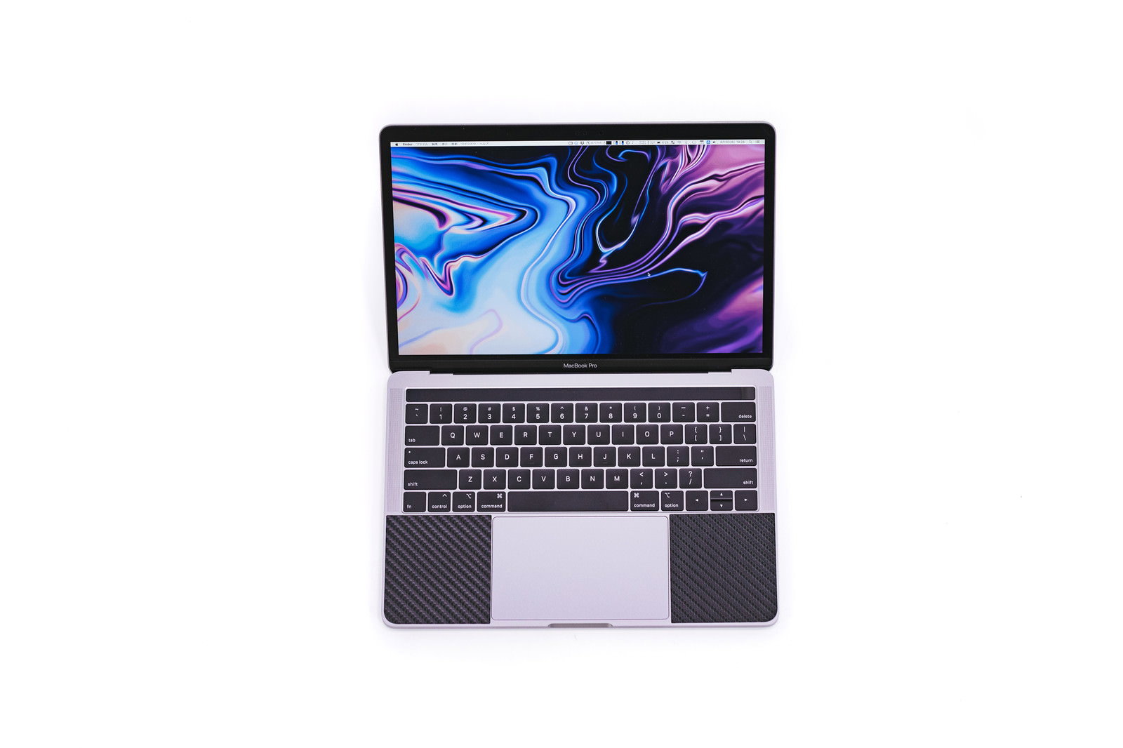 カーボンシール付きMacBook Proを真上から撮影