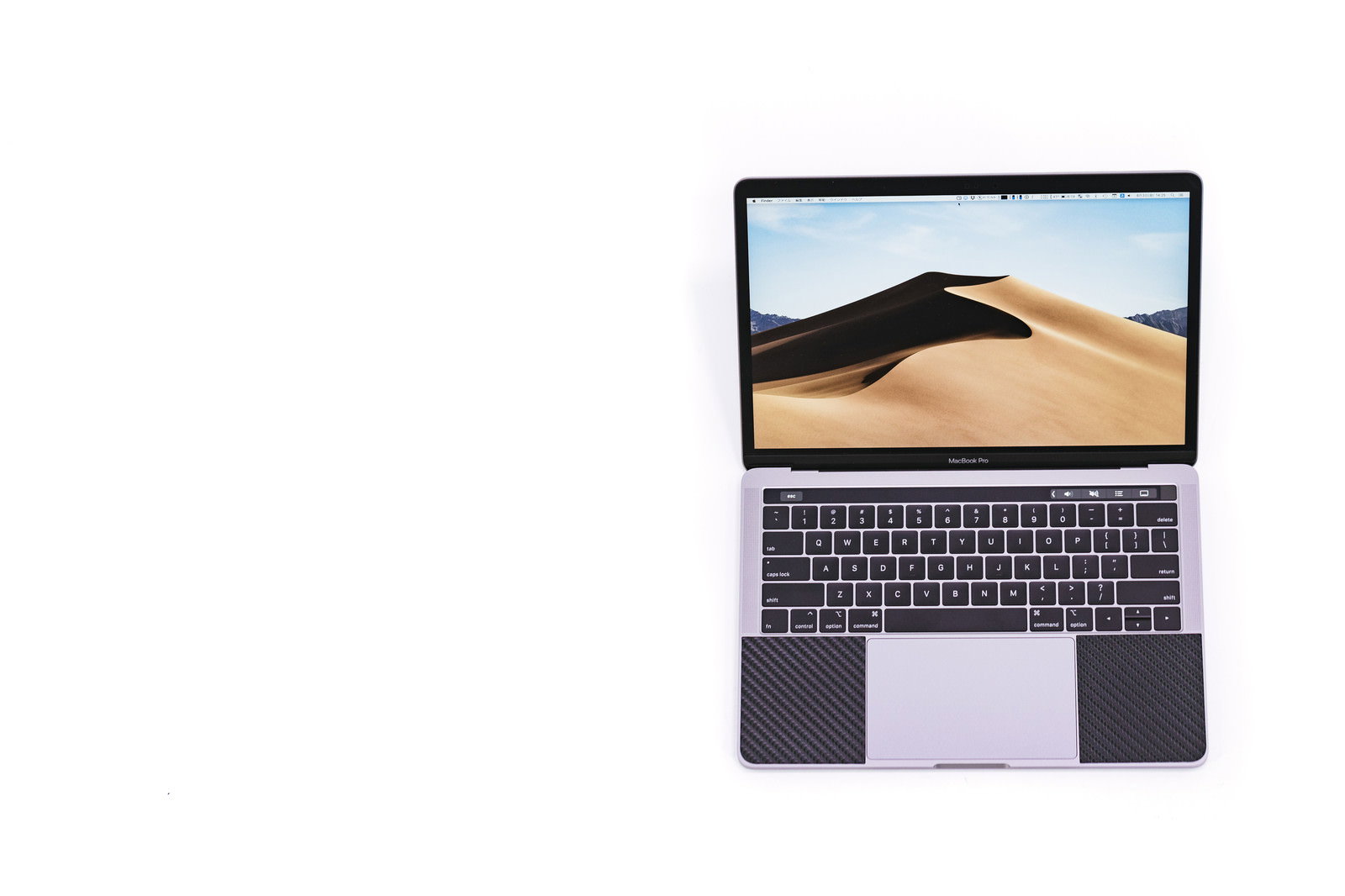 砂漠の壁紙を表示したMacBook Pro 2018のノートパソコン
