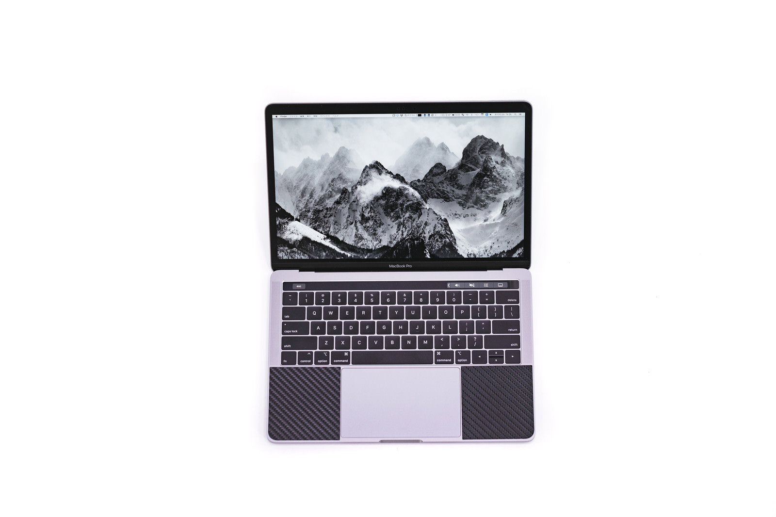 シルバーボディの13インチMacBook Pro 2018、黒キーボードと山の壁紙