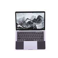 新しい13インチMacBook Pro 2018、シルバーボディとキーボードの写真