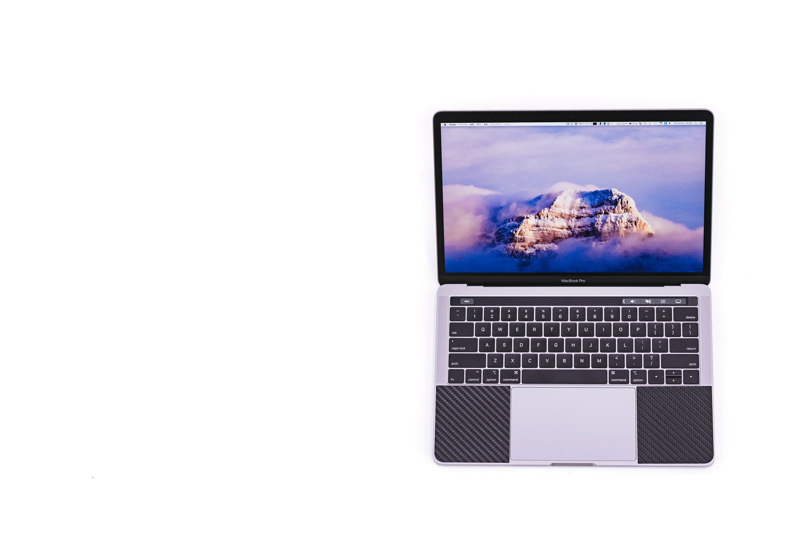 MacBook Pro 2018の開いた状態、ディスプレイに山の風景が表示されキーボードが見える