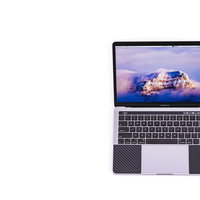 MacBook Pro 2018 13インチのディスプレイとキーボードの写真