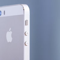 スマートフォンの側面（音量ボタン）の写真