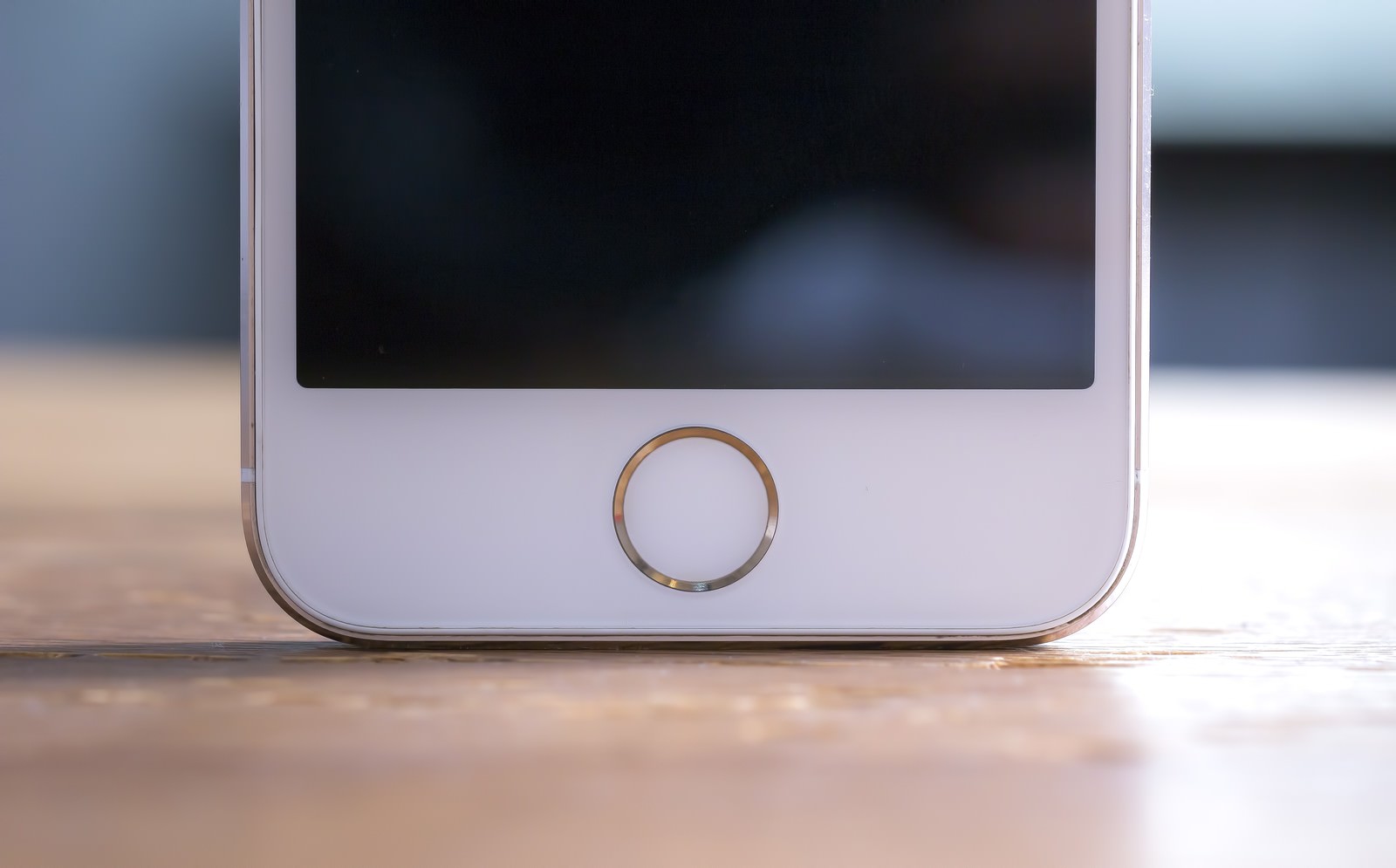 テーブルの上に置かれたiPhoneのホームボタン