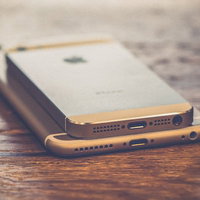 スマートフォンのドックコネクタとiPhone 2台の写真