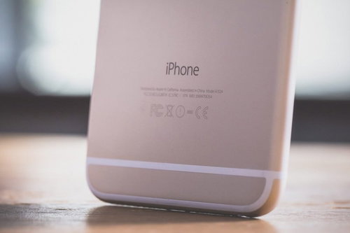 スマートフォンのIMEI番号を確認するiPhone背面