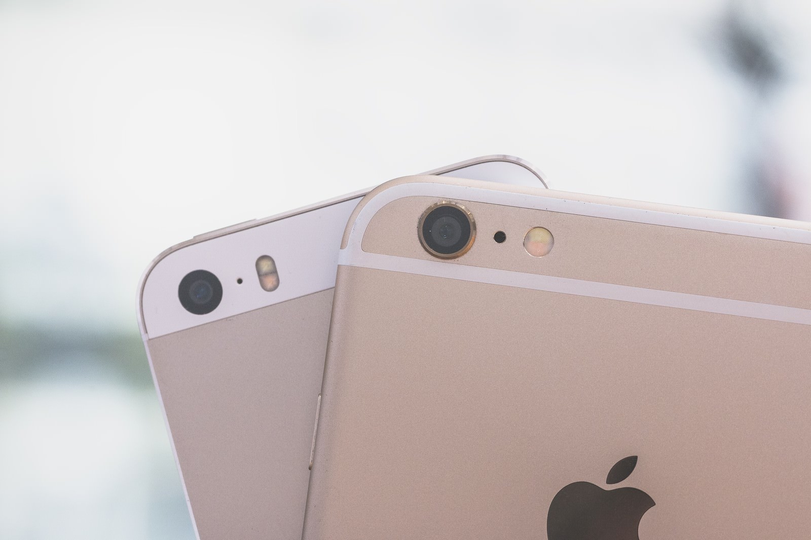 2台のiPhoneの背面カメラを重ねて比較