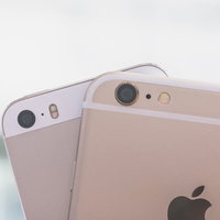 スマホカメラを比較する2台のiPhoneの写真