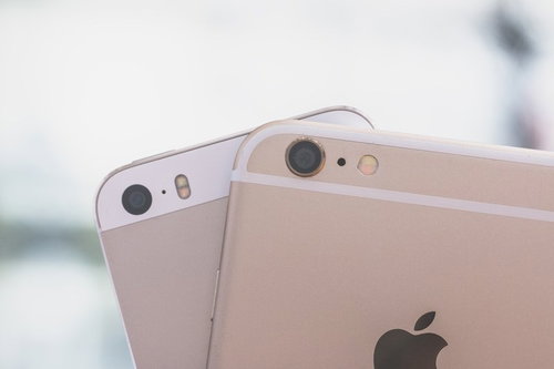 スマホカメラを比較する2台のiPhone