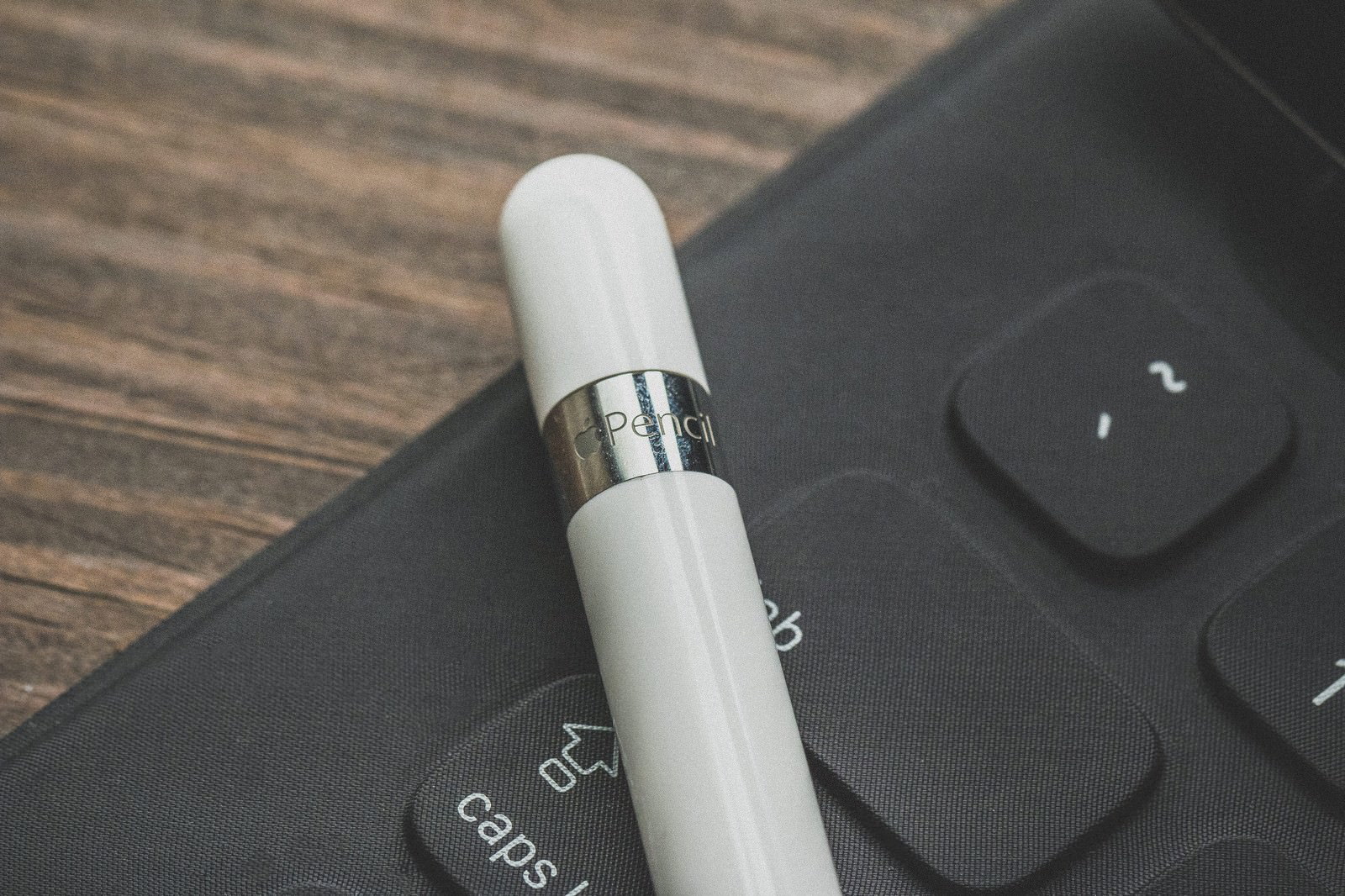 キーボードの上に置かれたApple Pencilのキャップ部分のクローズアップ
