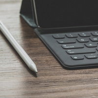 イラストレーターにとって最強のスタイラスペンとキーボードの写真