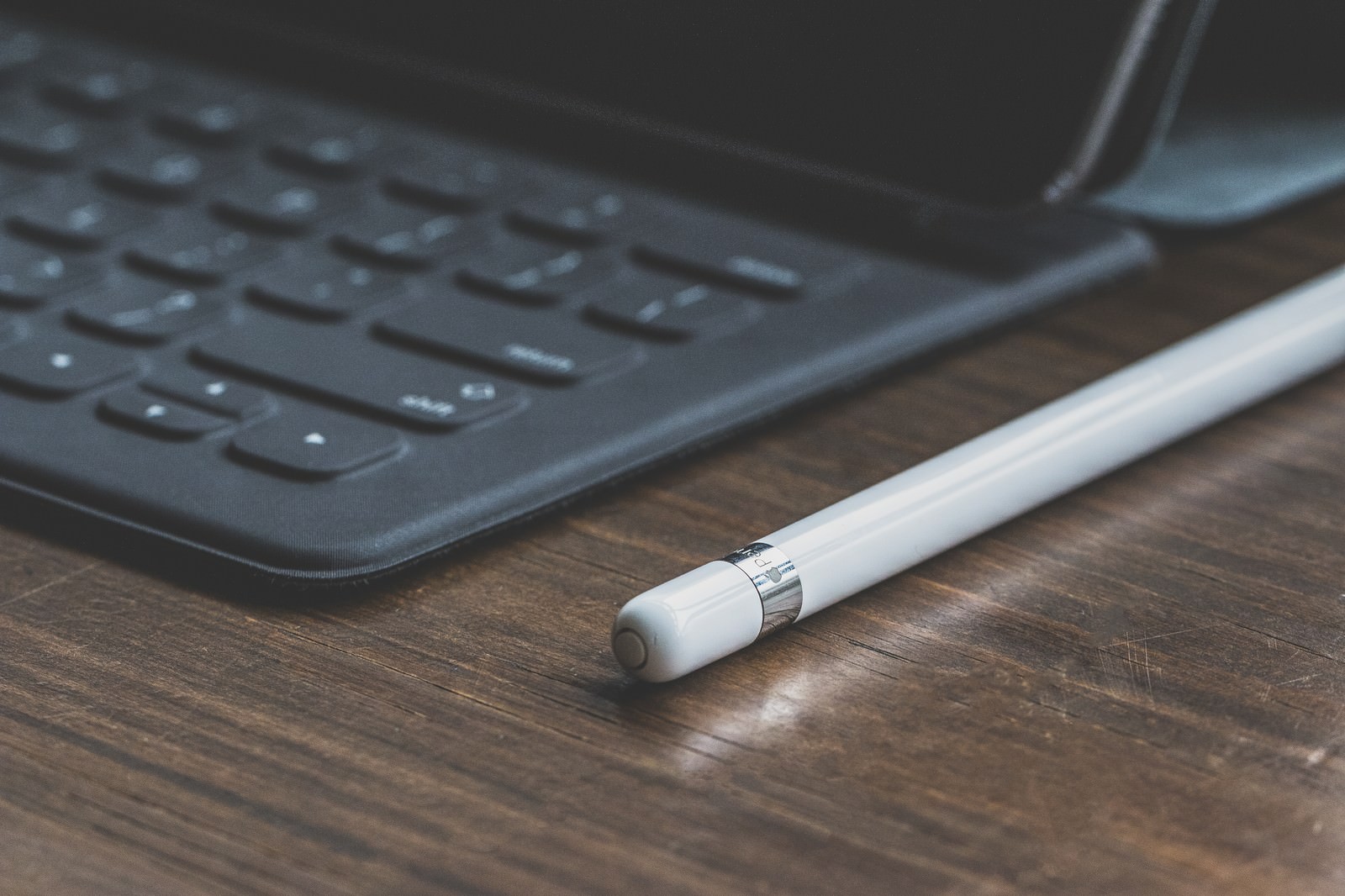 キーボードの上に置かれたApple Pencil