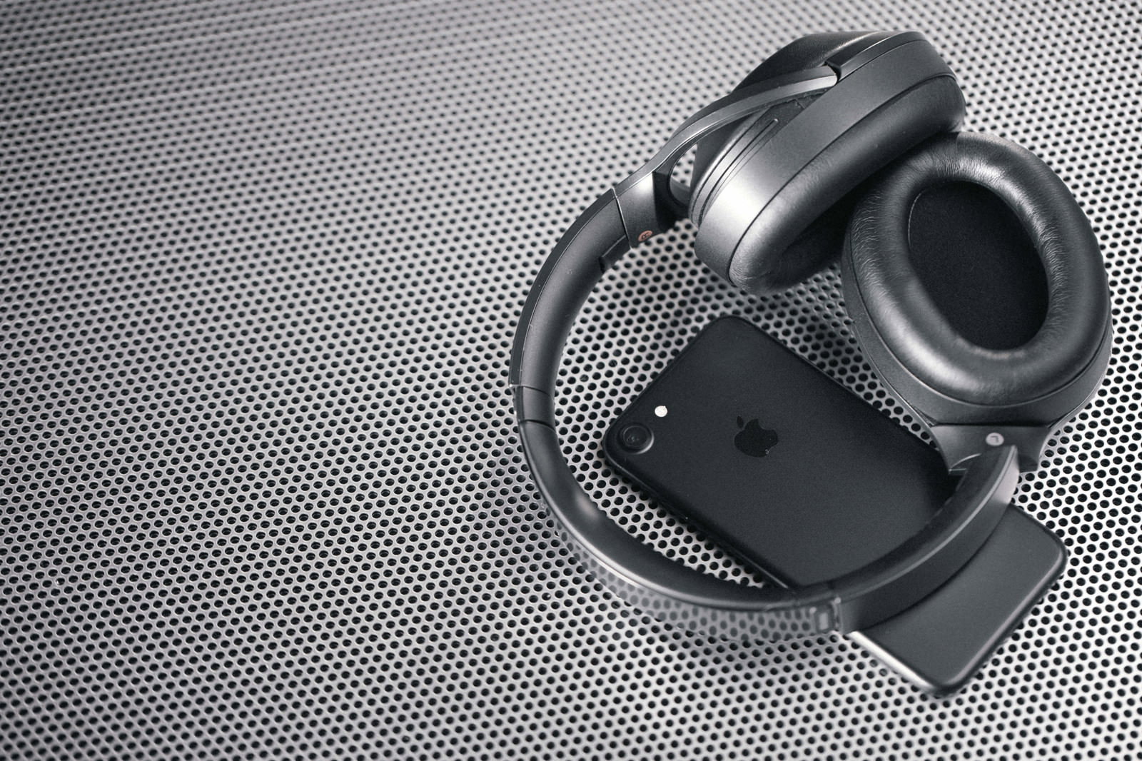 メタル天板の上に置いたヘッドホンとiPhone