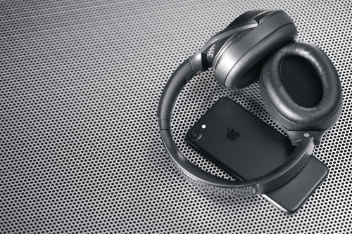 ワイヤレスヘッドホンとスマートフォン