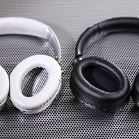 ホワイトとブラックのワイヤレスヘッドフォンの写真