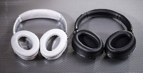 ホワイトとブラックのワイヤレスヘッドフォン