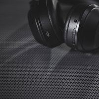 黒いワイヤレスヘッドフォンが置かれた静物の写真