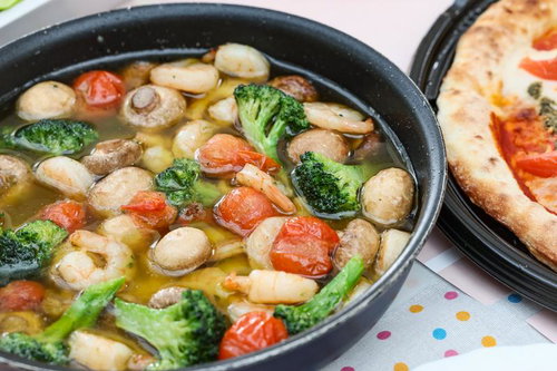 黒いスキレットで作るマッシュルームたっぷりのアヒージョ