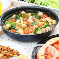 黒いフライパンで作るアヒージョとピザのオードブルの写真