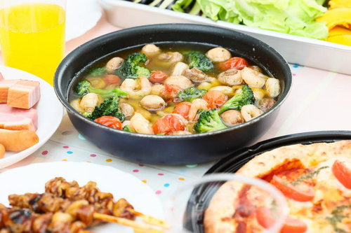 黒いフライパンで作るアヒージョとピザのオードブル