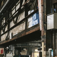 老朽化する築地市場の鉄骨と錆びた建築構造の写真