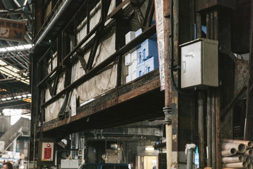 老朽化する築地市場の鉄骨と錆びた建築構造