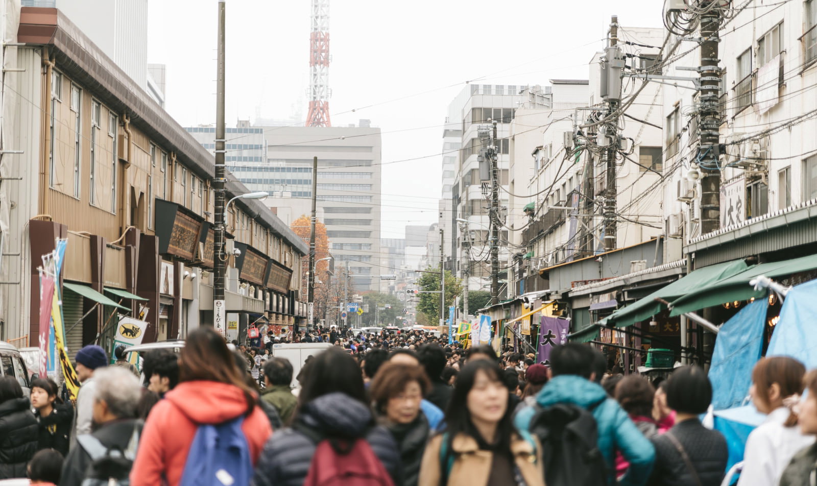 築地場外市場の混雑した通りを行き交う人々