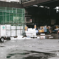 築地市場入り口に積まれた白い発泡スチロール梱包材の写真