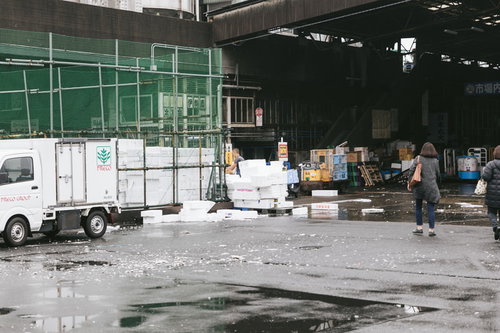 築地市場入り口に積まれた白い発泡スチロール梱包材