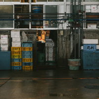 移転はいつになるのか・・・東京築地市場の仲卸店舗の写真