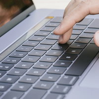 キータッチが浅くなり打音が少ないMacBook Proのタイピングの写真