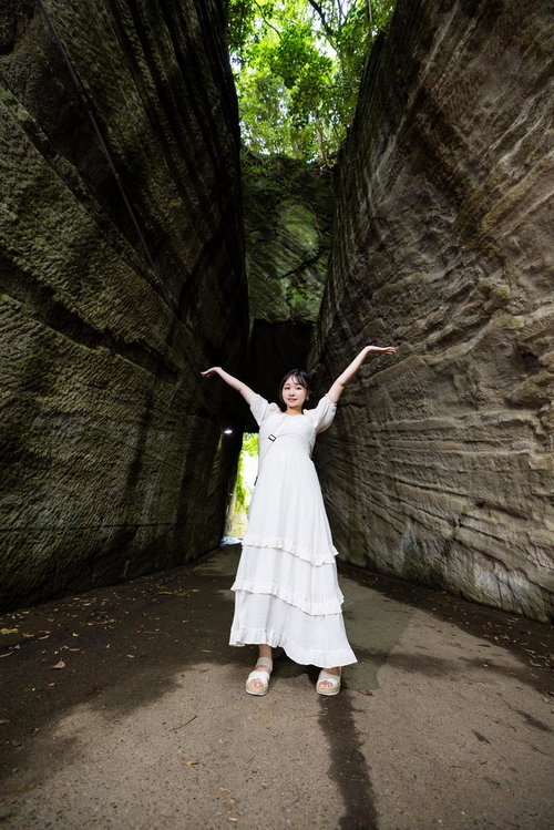 天井こーーーんなに高いっ！（燈籠坂大師の切通しトンネル）