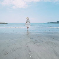 千葉県岩井海岸の波打ち際で白いワンピース姿でポートレートの写真