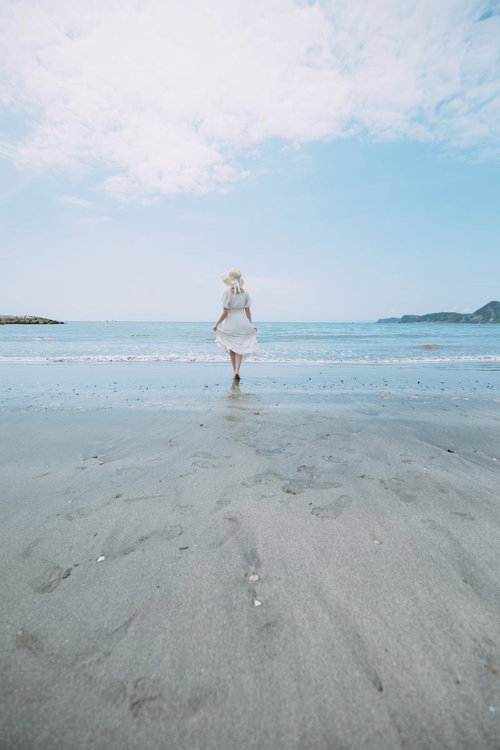 千葉県岩井海岸の波打ち際で白いワンピース姿でポートレート