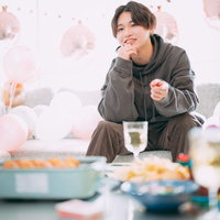 担当と二人きりで楽しむタコパ。ホームパーティーの食事風景の写真