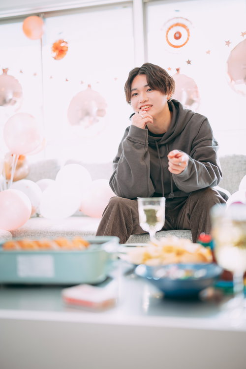 担当と二人きりで楽しむタコパ。ホームパーティーの食事風景