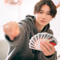 UNOをする男性のカードゲームの写真