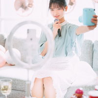 記念日に自撮りしながら生配信するYouTuber女性の写真
