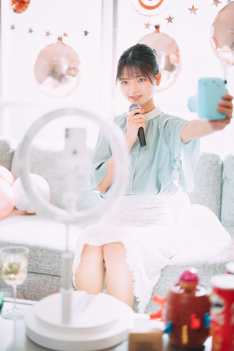 記念日に生配信を行いながら自撮りをする女性YouTuber［モデル：モデルリリース］