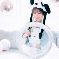 ぴょんぴょんパンダキャップをかぶって自撮り配信する女性の写真
