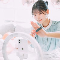 使ってるコスメグッズを紹介するライバーの配信風景の写真